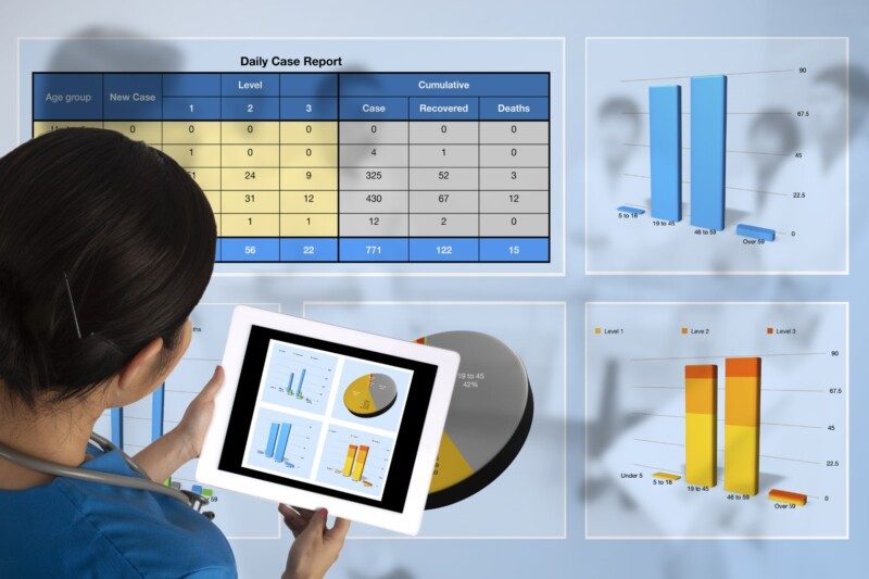 Médico femenino sosteniendo tableta digital mostrando resultados