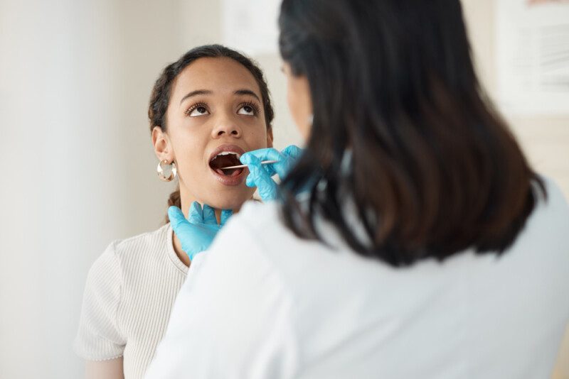 joven en consulta médica