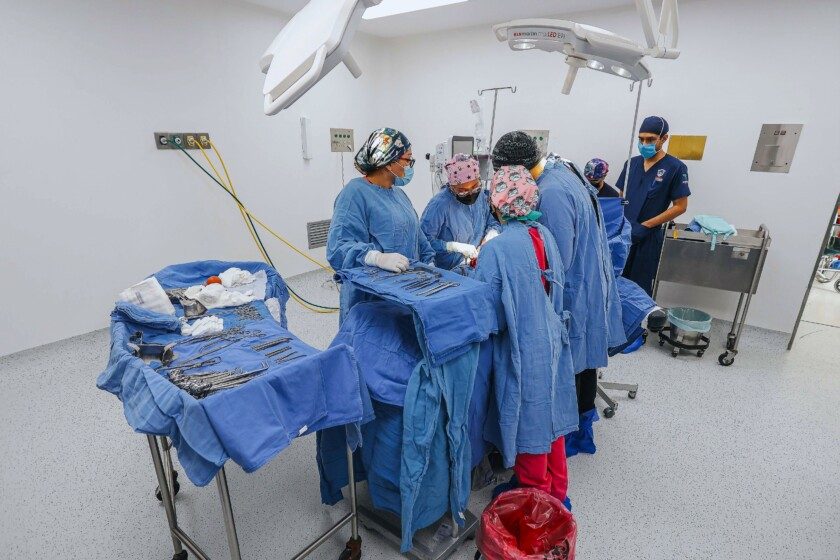 Médicos del IMSS Chiapas retiran tumor uterino, del tamaño de un balón de futbol soccer, a quincuagenaria