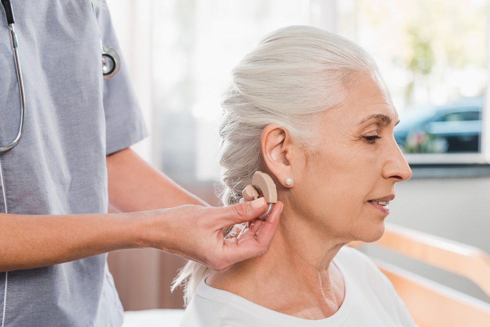 Enfermera y paciente con audífono