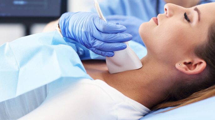 Mujer adulta que se somete a prueba de ultrasonido tiroideo en consultorio médico — Foto de Stock Mujer adulta que se somete a prueba de ultrasonido tiroideo en consultorio