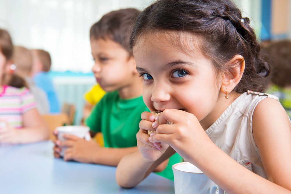 niños tomando leche