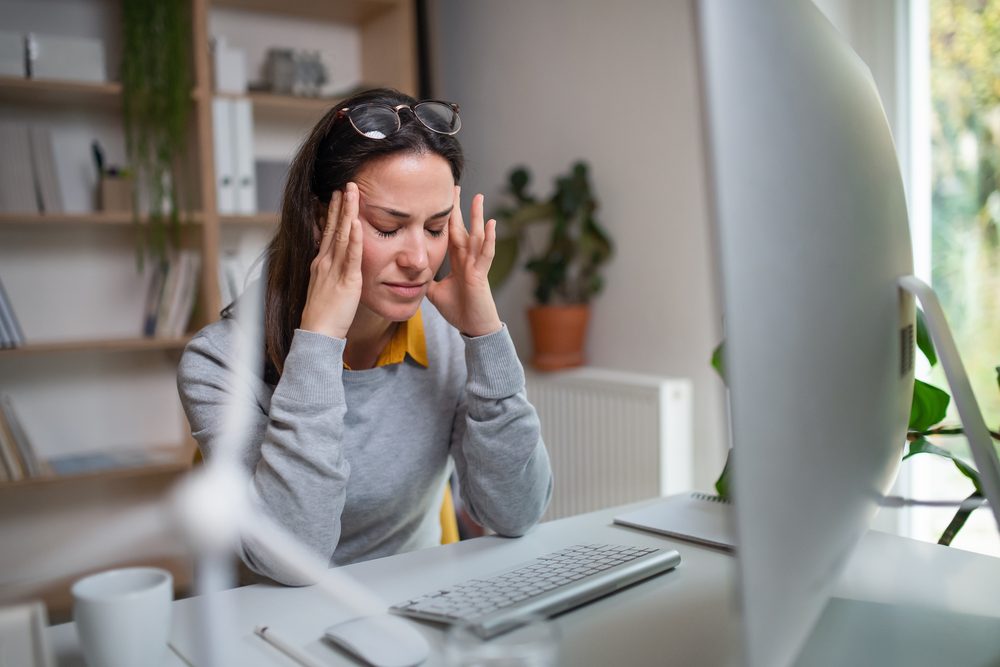 Mujer de negocios con dolor de cabeza en el escritorio en el interior de la oficina, sintiendo dolor . — Foto de Stock Mujer de negocios con dolor de cabeza en el escritorio en el interior de la oficina