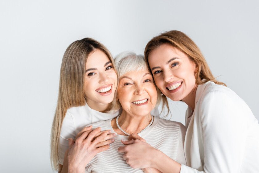 Tres Generación Mujeres Positivas Sonriendo Mientras Miran Cámara Abrazos Aislados — Foto de Stock Tres generación de mujeres positivas sonriendo mientras miran a la cámara