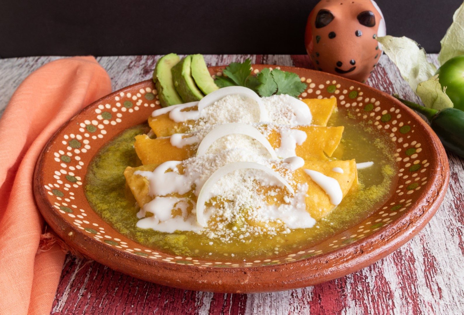 Un primer plano de deliciosas enchiladas verdes