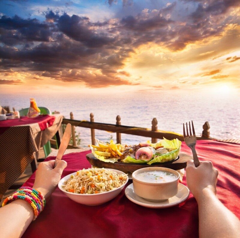 Restaurante de verduras exóticas con vista al mar