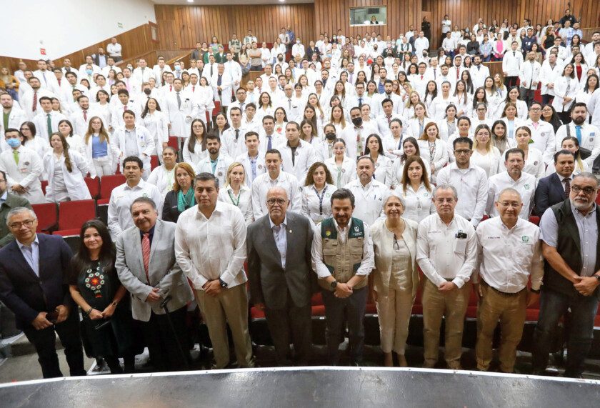 El director general del IMSS y el gobernador de Nayarit, Miguel Ángel Navarro Quintero, médicas y médicos especialistas recién incorporados al OPD IMSS-Bienestar.