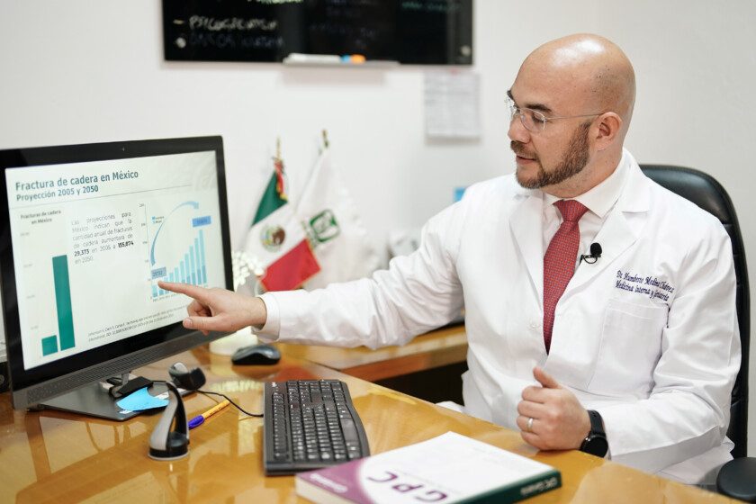 doctor Juan Humberto Medina Chávez, jefe de la División de Excelencia Clínica en la Coordinación de Innovación en Salud, señaló datos del IMSS realizó más de 10 mil cirugías por fractura de cadera en 2022
