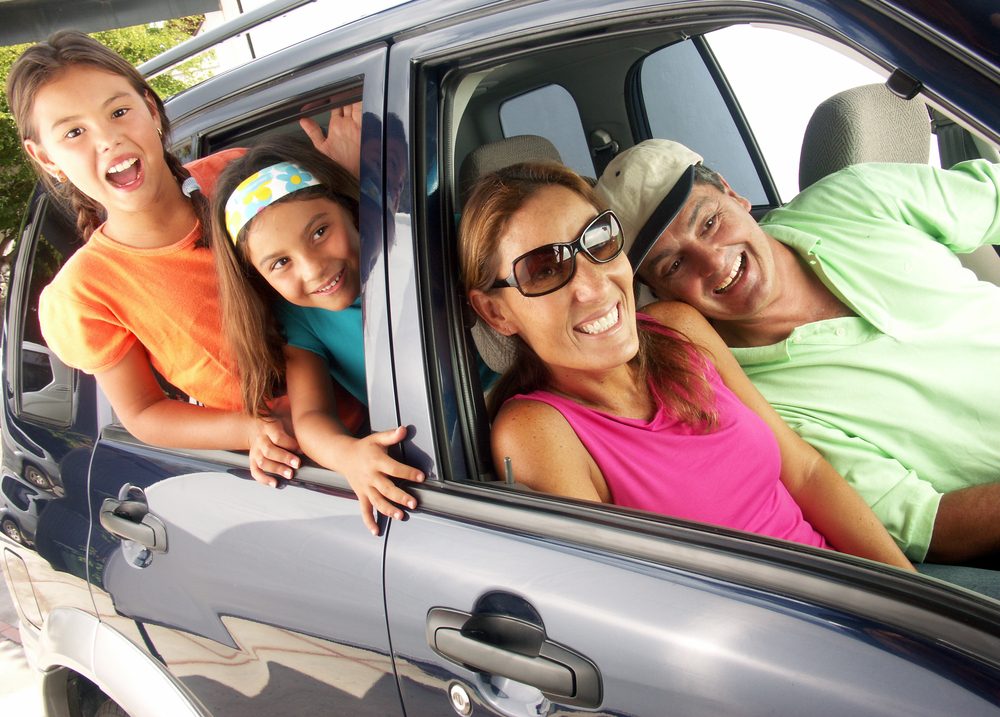 Familia hispana en un coche. Recorrido en familia en coche . — Foto de Stock New Borrar fondo Guardar Compartir Muestra Familia hispana en un coche. Recorrido en familia en coche