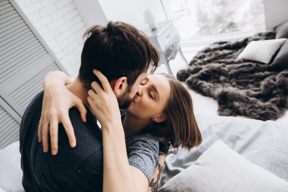 Historia Amor Pareja Besándose Cama Una Sala Luz Amor Felicidad — Foto de Stock New Borrar fondo Guardar Compartir Muestra Historia de amor. La pareja besándose en la cama en una sala de luz.