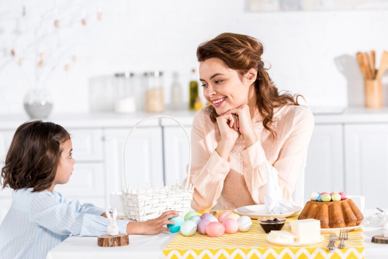 Madre Hijo Sentados Mesa Con Pastel Pascua Huevos Pintados Mirándose — Foto de Stock New Borrar fondo Guardar Compartir Muestra Madre e hijo sentados a la mesa con pastel de Pascua y huevos pintados