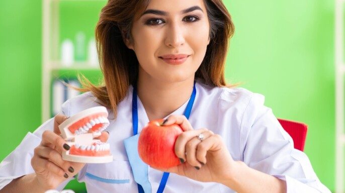 Mujer dentista trabajando en implantes dentales