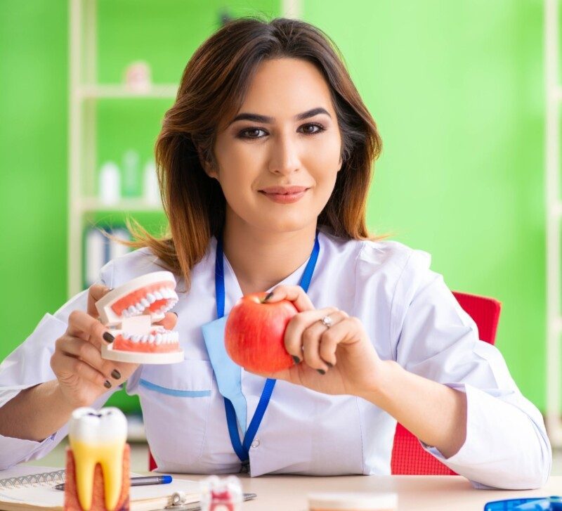 Mujer dentista trabajando en implantes dentales