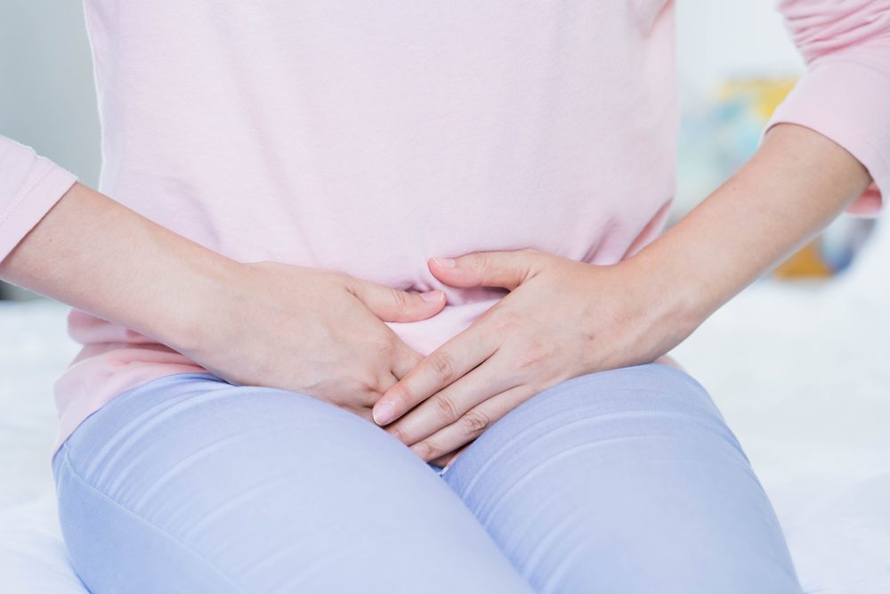 Concepto Ginecología Las Manos Las Mujeres Jóvenes Estómago Que Sufren — Foto de Stock New Borrar fondo Guardar Compartir Muestra Concepto de ginecología.