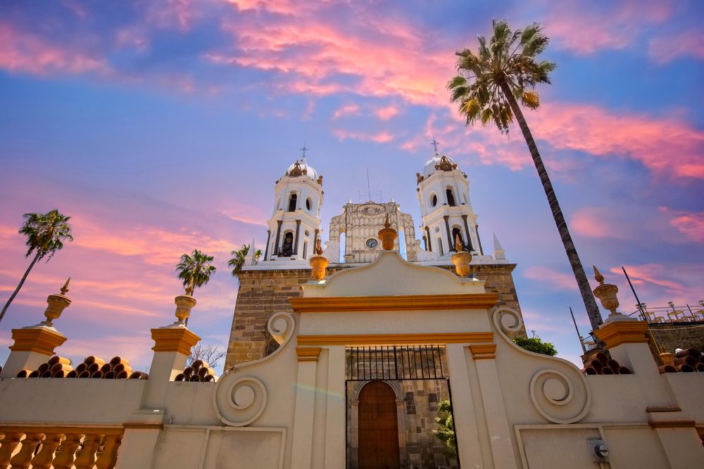 Guadalajara, Tlaquepaque pintorescas calles coloridas durante una temporada turística pico — Foto de Stock New Borrar fondo Guardar Compartir Muestra Guadalajara, Tlaquepaque pintorescas calles coloridas durante una temporada