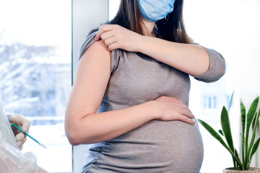 mujer embarazada recibe vacuna