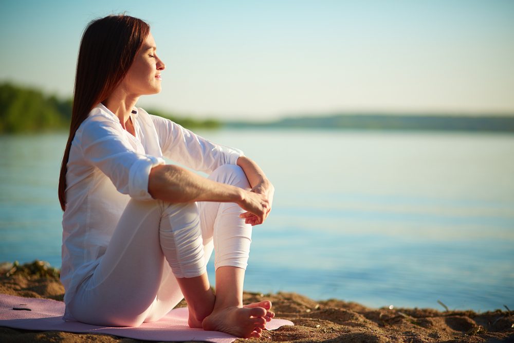 mujer viendo al horizonte