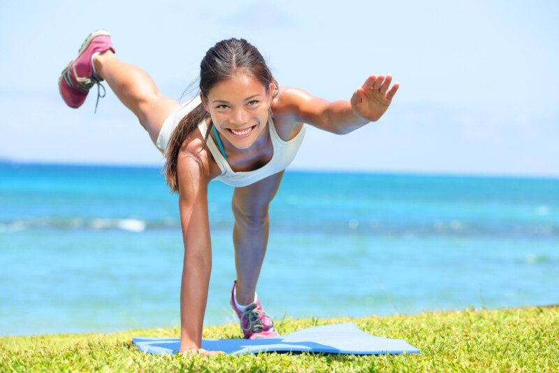 mujer haciendo ejercicio al aire libre