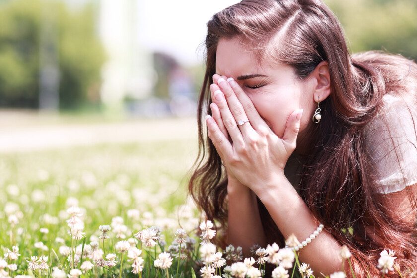 Chica estornudando en un campo de flores — Foto de Stock New Borrar fondo Guardar Compartir Muestra Chica estornudando en un campo de flores