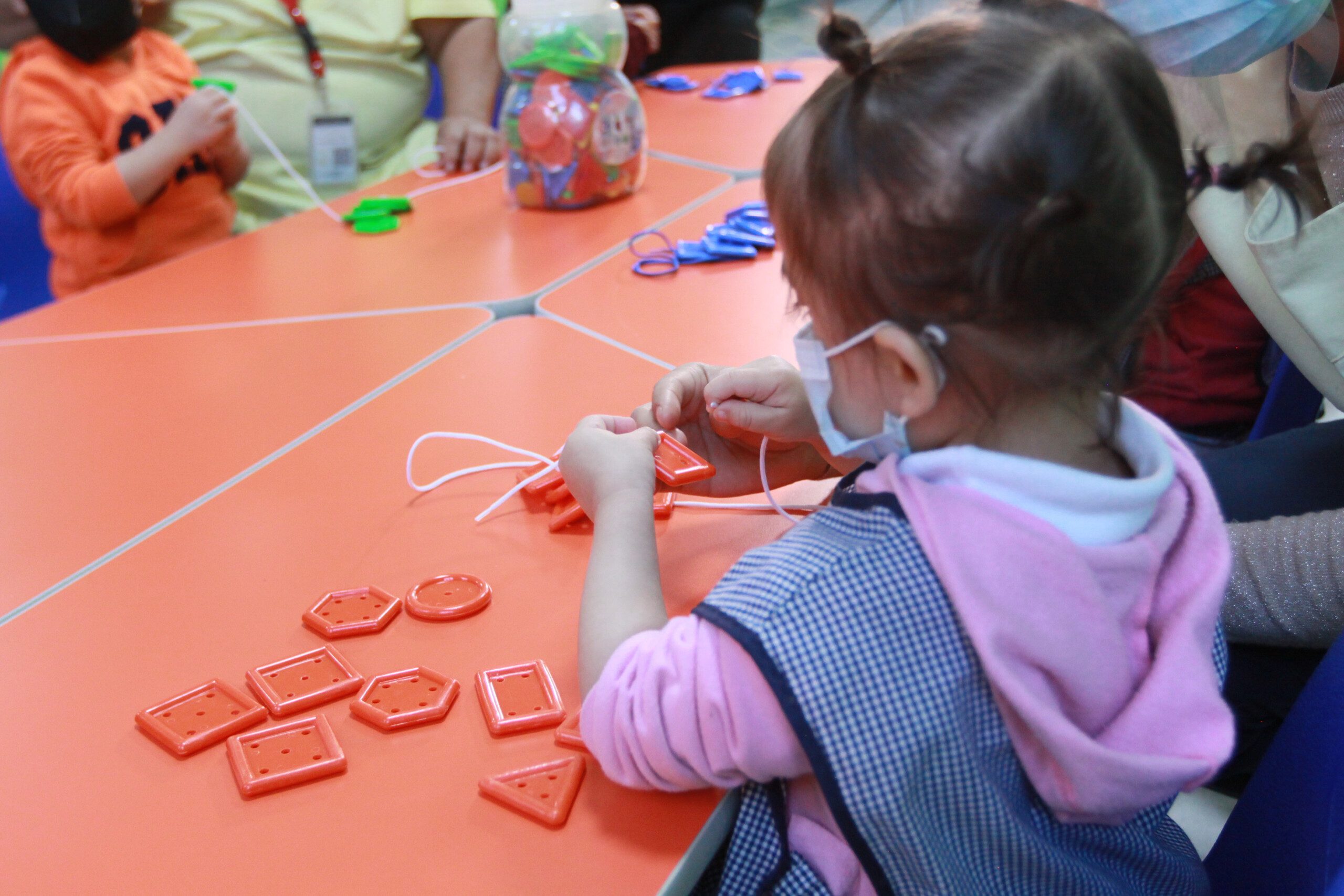 IMSS brinda terapia psicológica, de habla y lenguaje a pacientes que viven con autismo para mejorar sus habilidades de comunicarse e interactuar con la sociedad