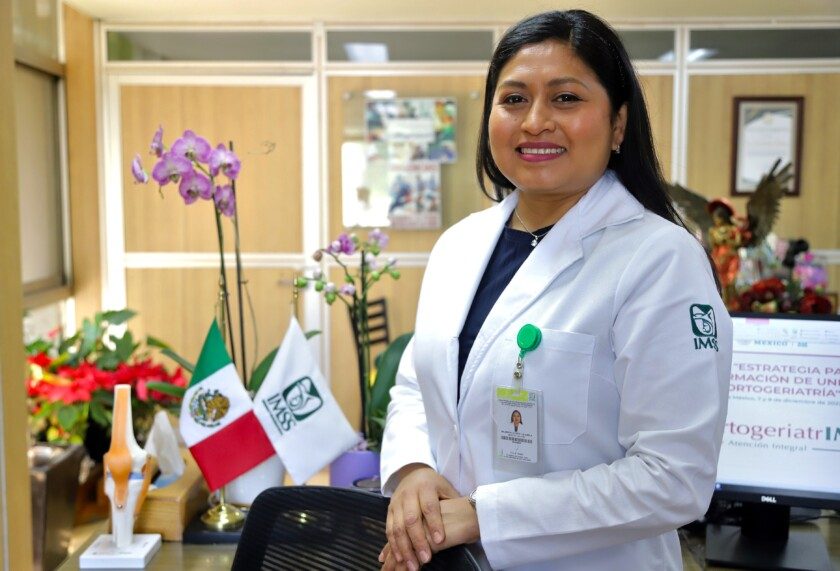 doctora Luz Gisela Salmerón Gudiño, médica geriatra adscrita al Hospital de Ortopedia “Dr. Victorio de la Fuente Narváez”