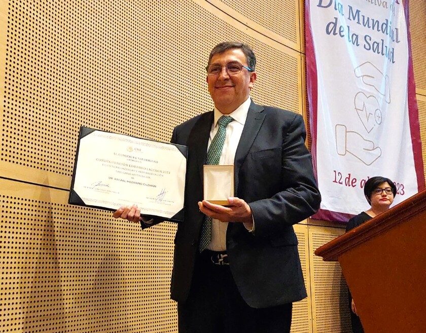 doctor Jorge Loria Castellanos, director del Hospital de Oncología del CMN Siglo XXI del IMSS con Condecoración “Eduardo Liceaga”