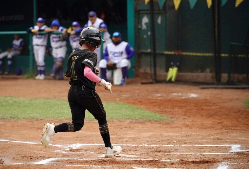 Niño corriendo en partido de béisbol