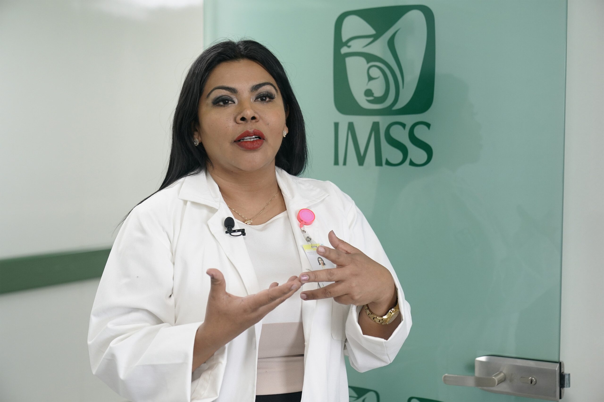 doctora Claudia Berenice Hernández Valverde, cirujana plástica reconstructiva adscrita a la Unidad de Quemados del Hospital de Traumatología y Ortopedia "Dr. Victorio de la Fuente Narváez"