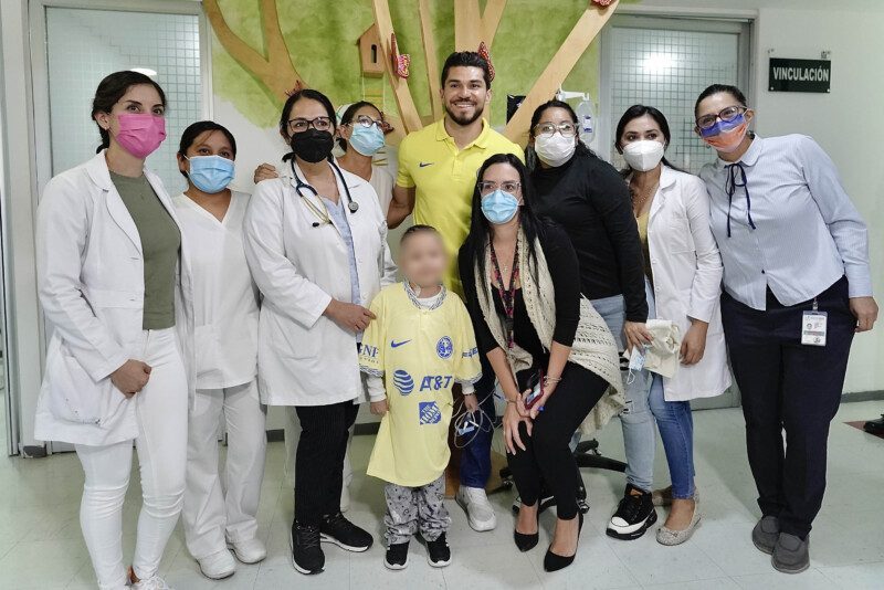 Equipo mpedico del IMSS con Braulio y el jugador de futbol Henry Martin.