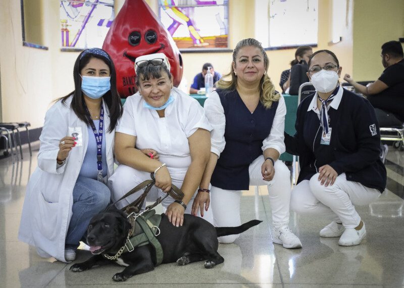 Cuco con personal de campaña de donación de sangre