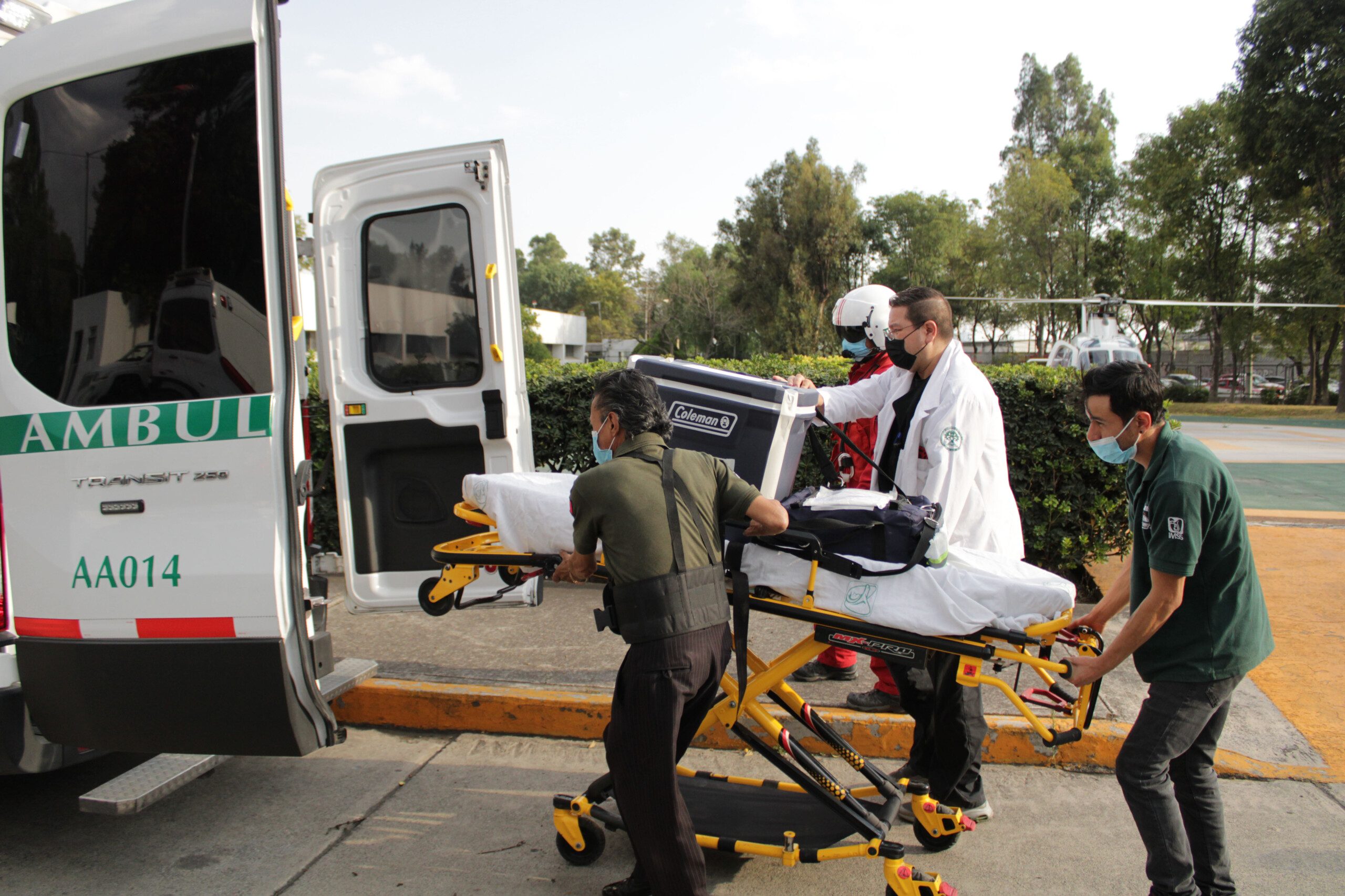 Salvan especialistas del IMSS con trasplante de hígado a mujer de 49 años diagnosticada con cirrosis hepática