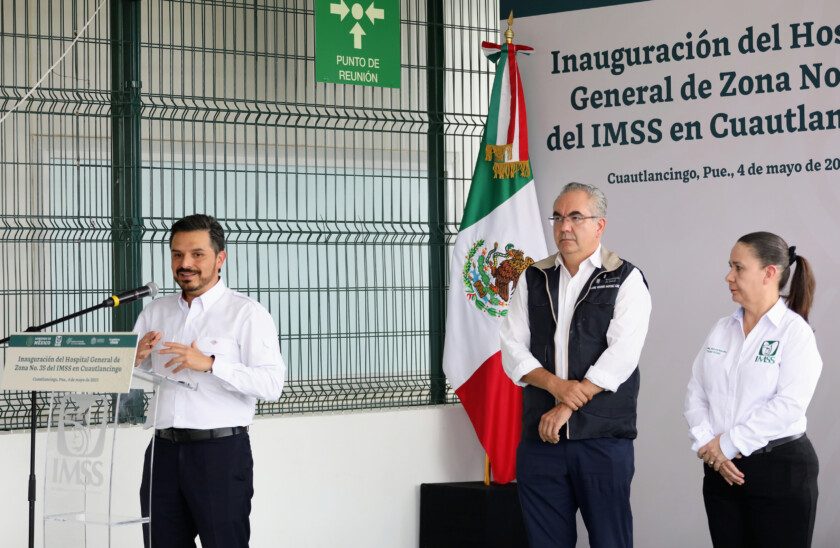 director general del Instituto Mexicano del Seguro Social (IMSS), Zoé Robledo, y el gobernador de Puebla, Sergio Salomón Céspedes