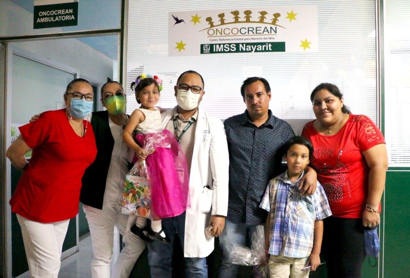 Niña de 5 años termina tratamiento contra leucemia y toca campana de victoria en OncoCREAN del HGZ No. 1 del IMSS en Nayarit