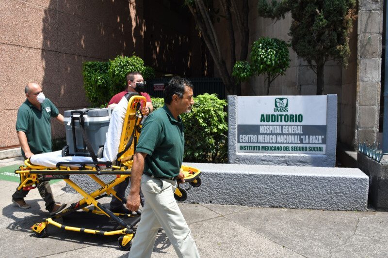 Salvan especialistas del IMSS a dos personas con trasplante de corazón en menos de 24 horas