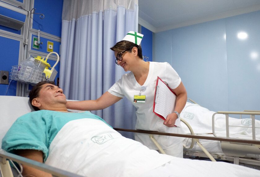 Enfermera del IMSS atendiendo a paciente