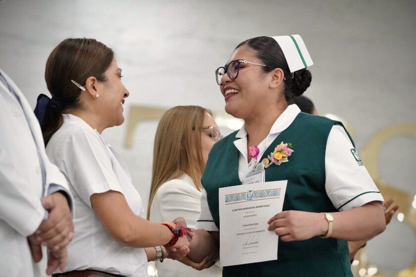 Entrega de “Reconocimiento a la Atención de la Calidad de Enfermería”, en ceremonia realizada en el salón de eventos del SNTSS en Tuxtla Gutiérrez.
