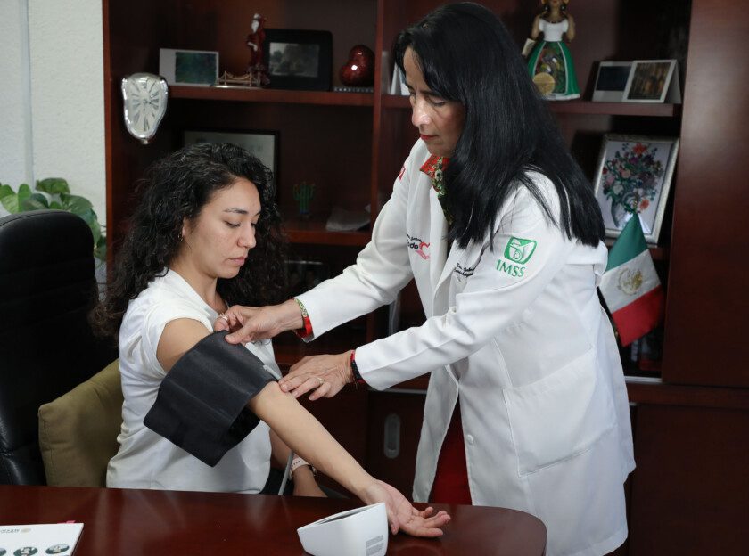 Paciente con doctora Gabriela Borrayo Sánchez. IMSS atendió a 7.8 millones de derechohabientes con hipertensión arterial en México