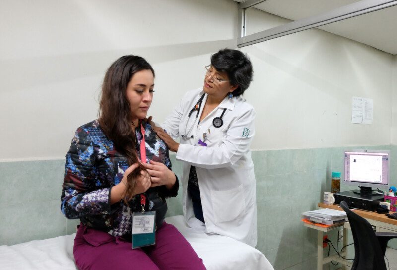 médica familiar atendiendo a mujer