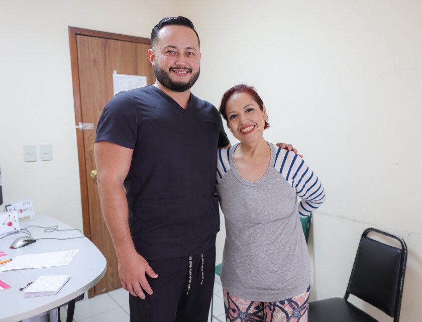 Realizan especialistas del IMSS Chiapas reconstrucción abdominal a paciente bariátrica