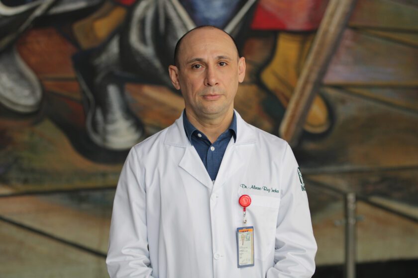 doctor Álvaro Tomás Ruz Concha, jefe de la División de Cirugía Adultos de la UMAE