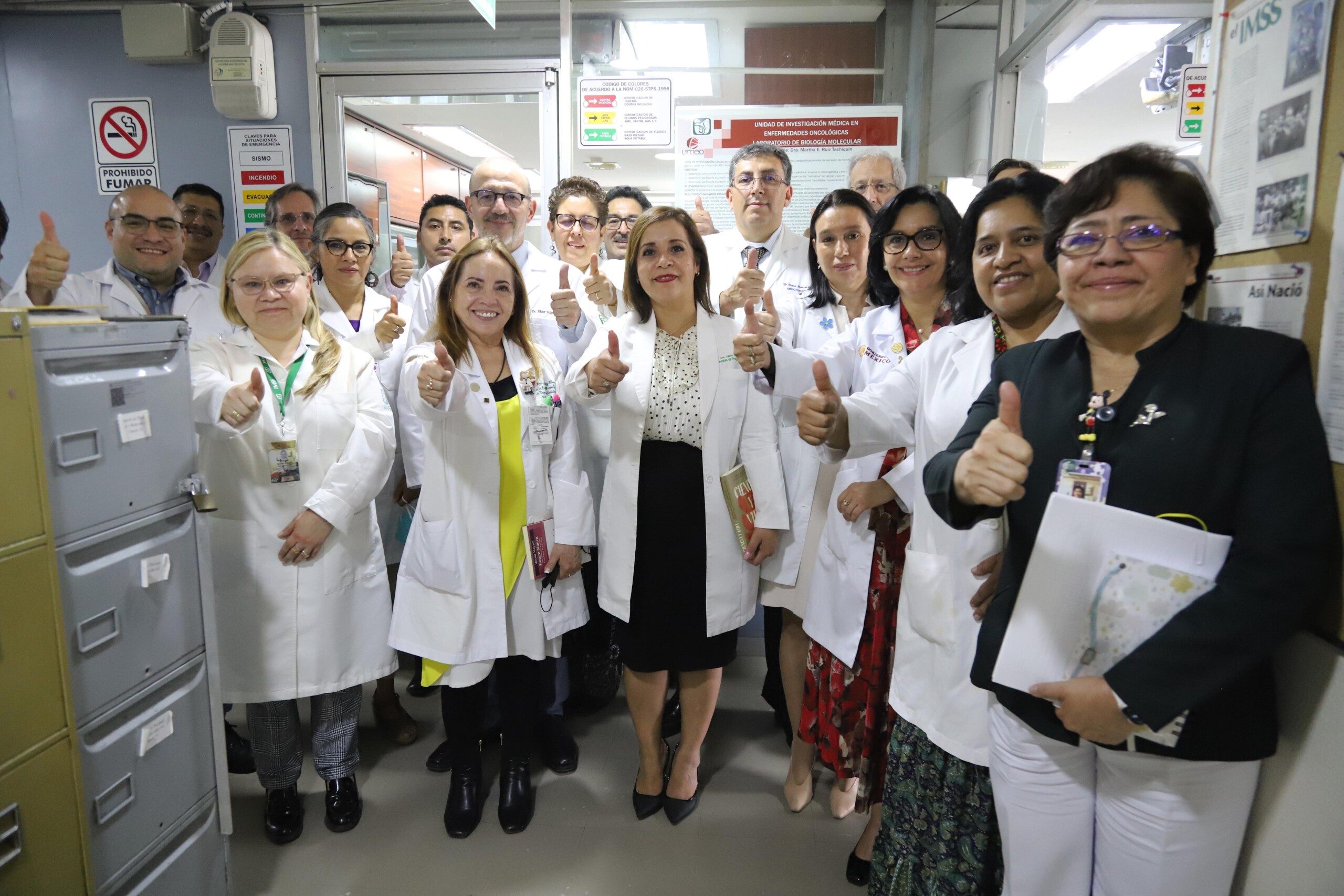 En la visita a la Unidad de Investigación Médica en Enfermedades Oncológicas estuvieron presentes también el doctor Rafael Medrano Guzmán, director de la Unidad Médica de Alta Especialidad, Hospital de Oncología, del Centro Médico Nacional Siglo XXI; la doctora María Luisa Pérez Carranco, directora Médica de la UMAE de Oncología; las doctoras Rosana Pelayo Camacho, titular de la Unidad de Educación e Investigación, y Laura Bonifaz Alfonzo, titular de la Coordinación de Investigación en Salud; doctor Eduardo Ferat Osorio, jefe de la División de Investigación Clínica; doctor Marcos Gutiérrez de la Barrera, encargado de la Dirección de Investigación y Educación, entre otros funcionarios.