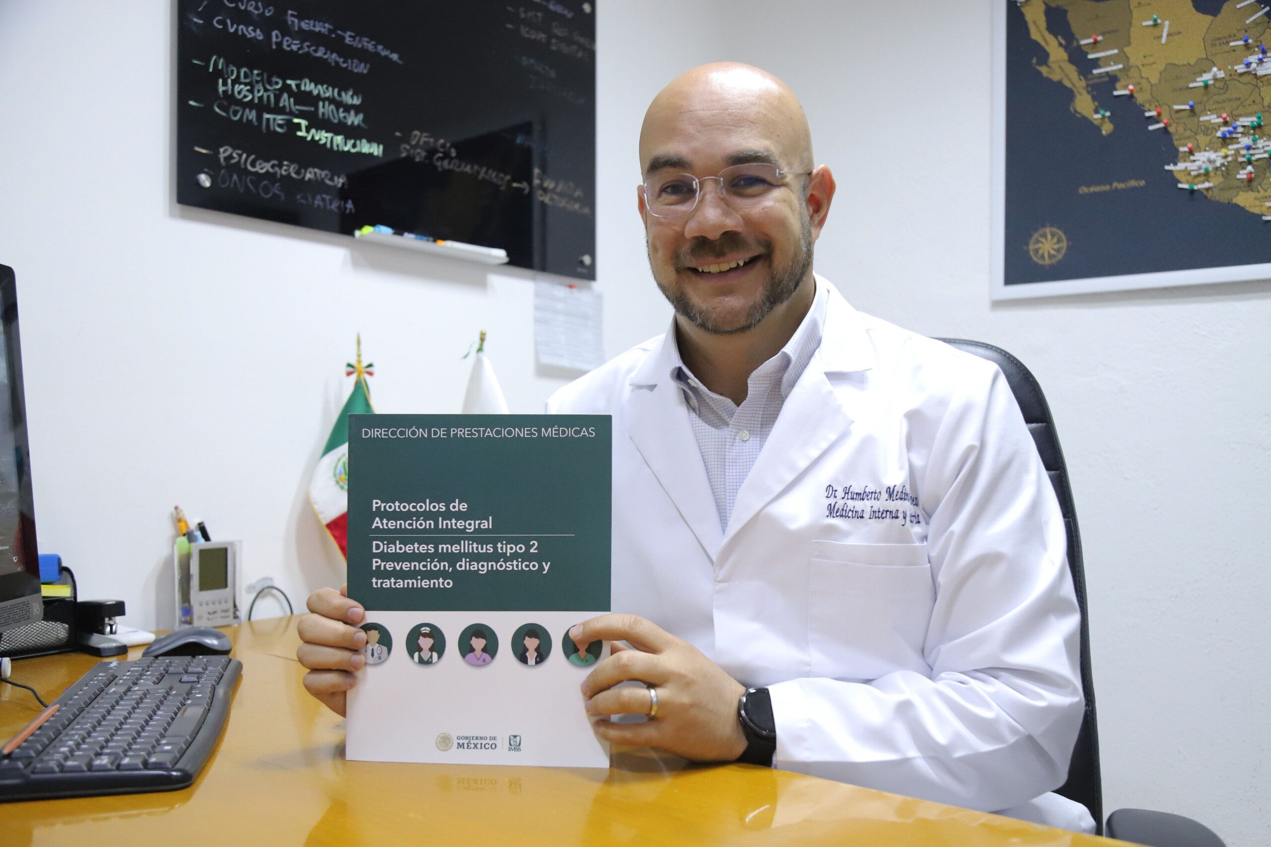 titular de la División de Excelencia Clínica de la Coordinación de Innovación en Salud, Juan Humberto Medina Chávez con manual de PAI para una atención homologada