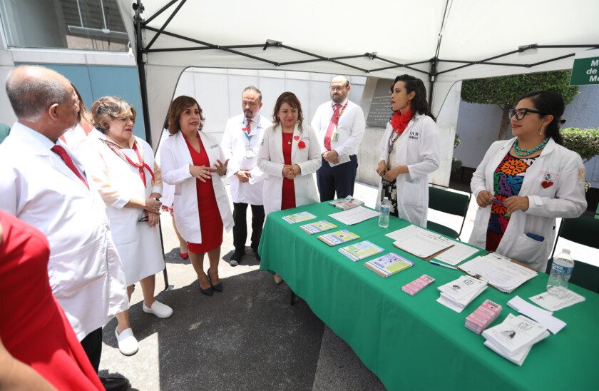 
En el evento inaugural, la directora de Prestaciones Médicas del IMSS recorrió la feria de la salud instalada afuera del auditorio del Hospital General del CMN La Raza