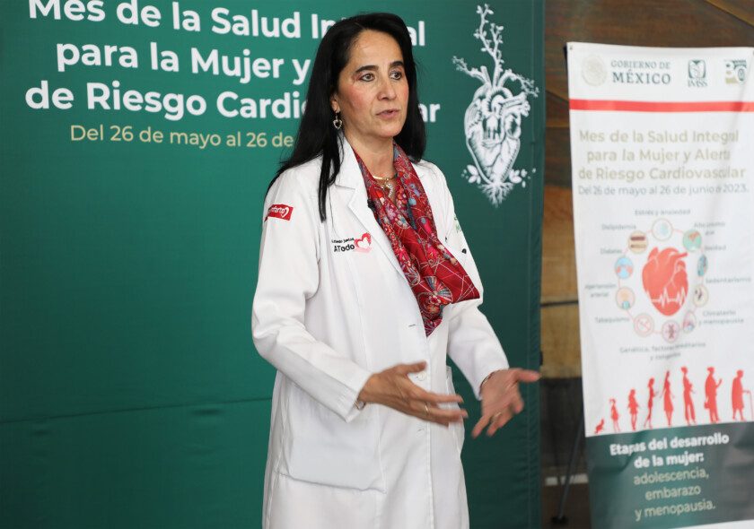 doctora Gabriela Borrayo Sánchez comentando del bienestar femenino con triada por la salud