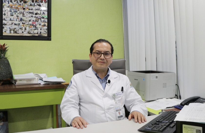 jefe de la División de Segmento Anterior de Oftalmología de esta UMAE, doctor Arturo Carrasco Quiroz