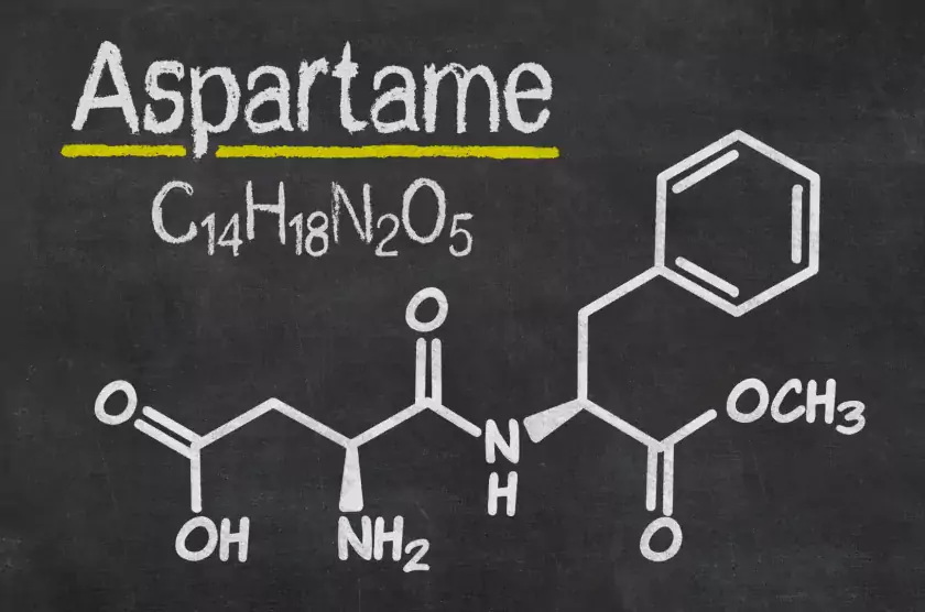Pizarrón con la formula de aspartamo