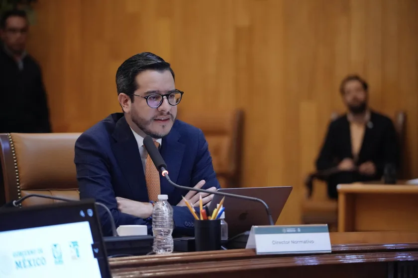El director de Finanzas del Seguro Social, Marco Aurelio Ramírez Corzo informando que IMSS invertirá 22 mil millones de pesos