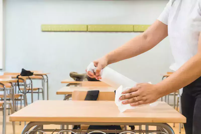 Maestro realizando acciones para prevenir enfermedades en niños