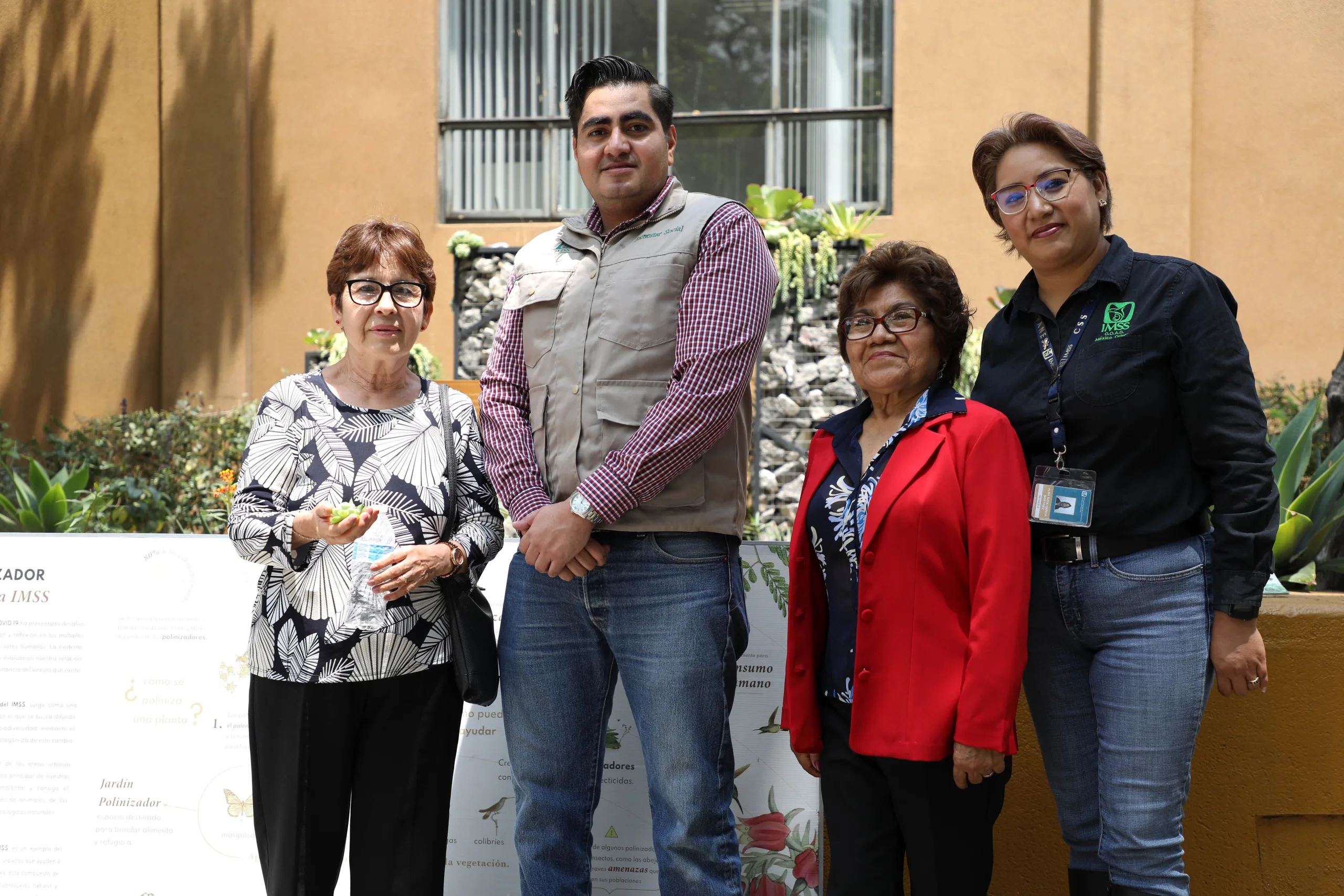 Carlos Segura Sánchez con su equipo de colaboradores informando de rehabilitación de espacios verdes