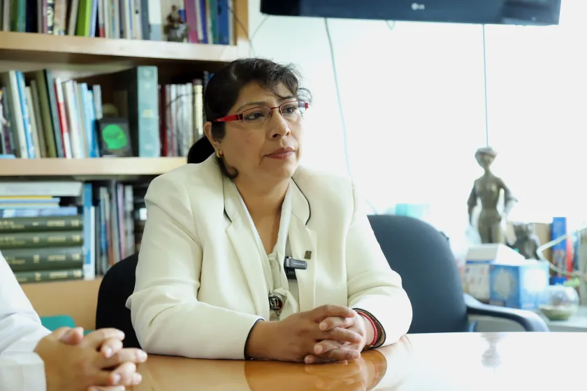 maestra Alicia Medrano Robles en entrevista de primeros auxilios en el IMSS